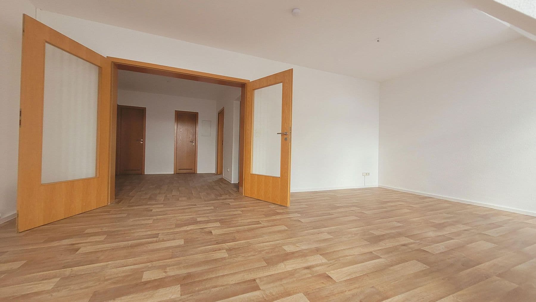 Pronájem bytu 4+1 103 m², Bahnhofstraße 48, Borna, Sasko Pronájem bytu 4+1 103 m², Bahnhofstraße 48, Borna, Sasko