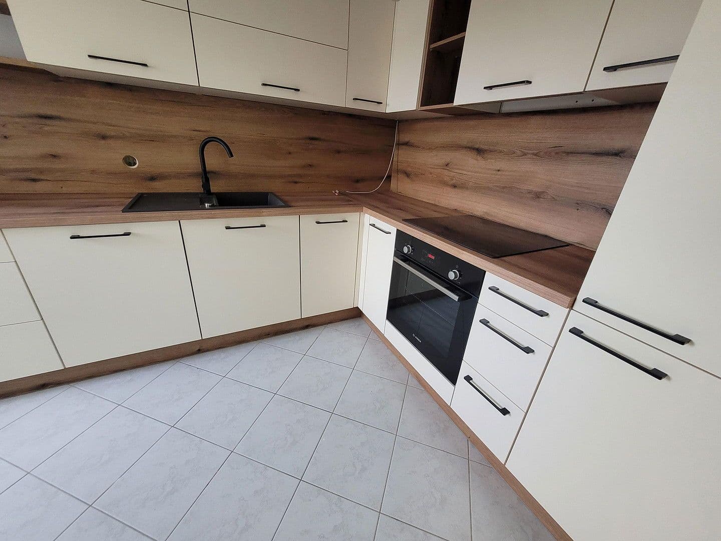 Pronájem bytu 4+1 103 m², Bahnhofstraße 48, Borna, Sasko Pronájem bytu 4+1 103 m², Bahnhofstraße 48, Borna, Sasko