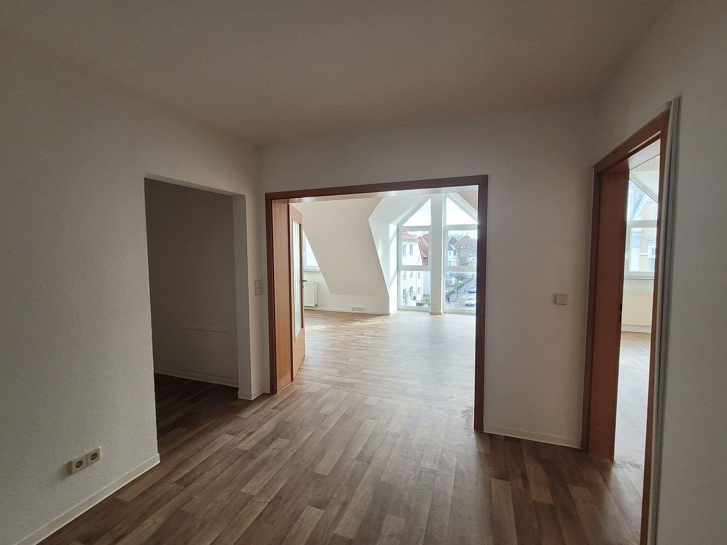 Pronájem bytu 4+1 103 m², Bahnhofstraße 48, Borna, Sasko Pronájem bytu 4+1 103 m², Bahnhofstraße 48, Borna, Sasko