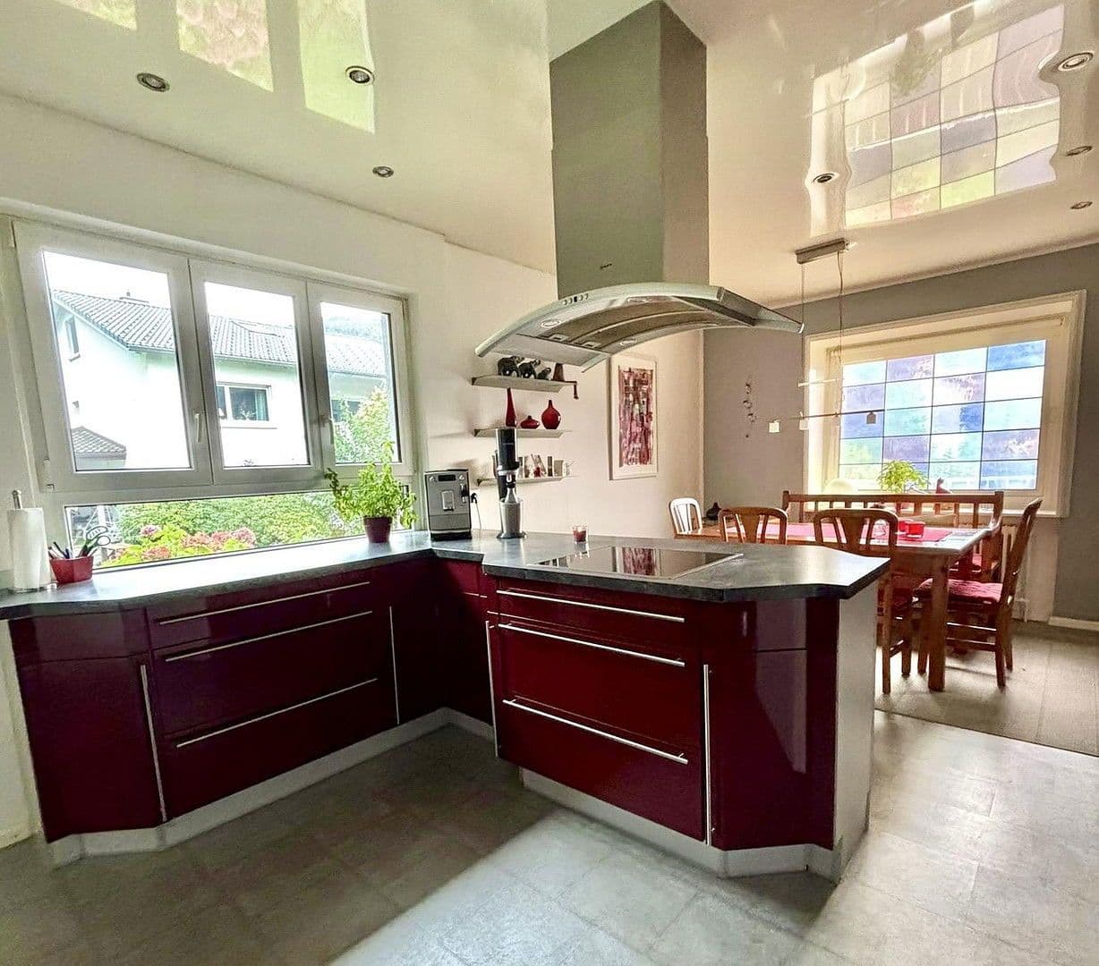 Prodej domu 228 m², pozemek 1.671 m², Zell im Wiesental, Bádensko-Württembersko Prodej domu 228 m², pozemek 1.671 m², Zell im Wiesental, Bádensko-Württembersko