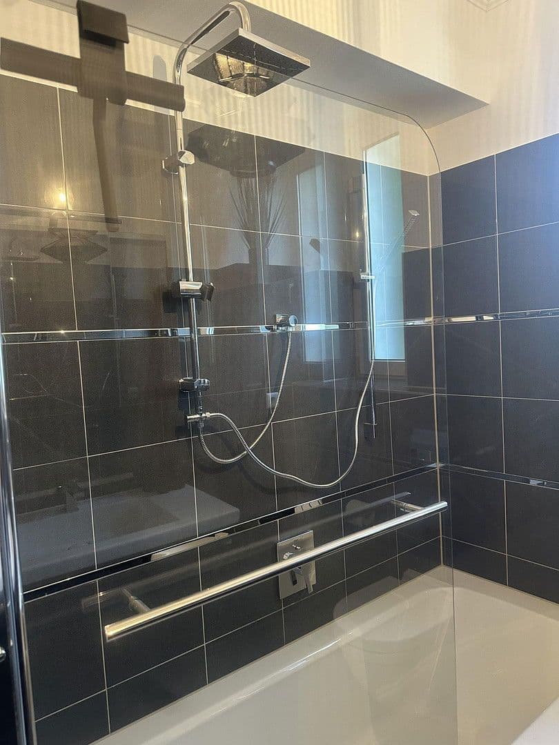 Pronájem bytu 3+1 85 m², Bergische-Landstr.262, Düsseldorf, Severní Porýní-Vestfálsko Pronájem bytu 3+1 85 m², Bergische-Landstr.262, Düsseldorf, Severní Porýní-Vestfálsko