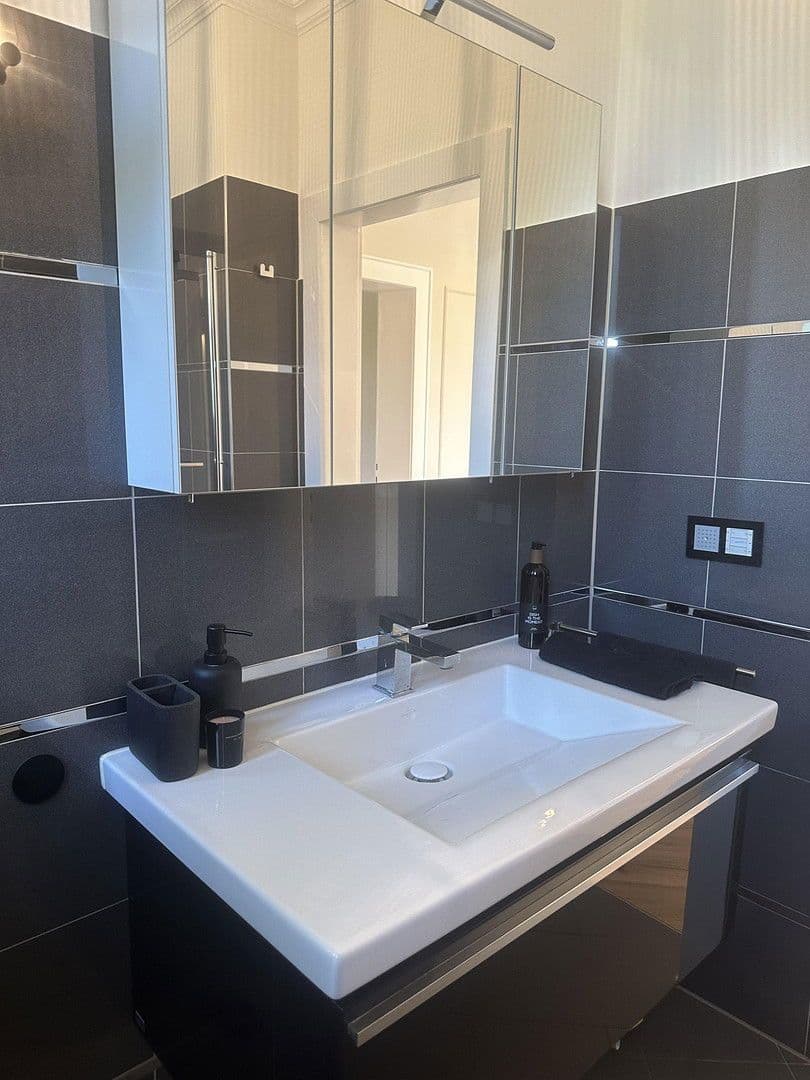 Pronájem bytu 3+1 85 m², Bergische-Landstr.262, Düsseldorf, Severní Porýní-Vestfálsko Pronájem bytu 3+1 85 m², Bergische-Landstr.262, Düsseldorf, Severní Porýní-Vestfálsko