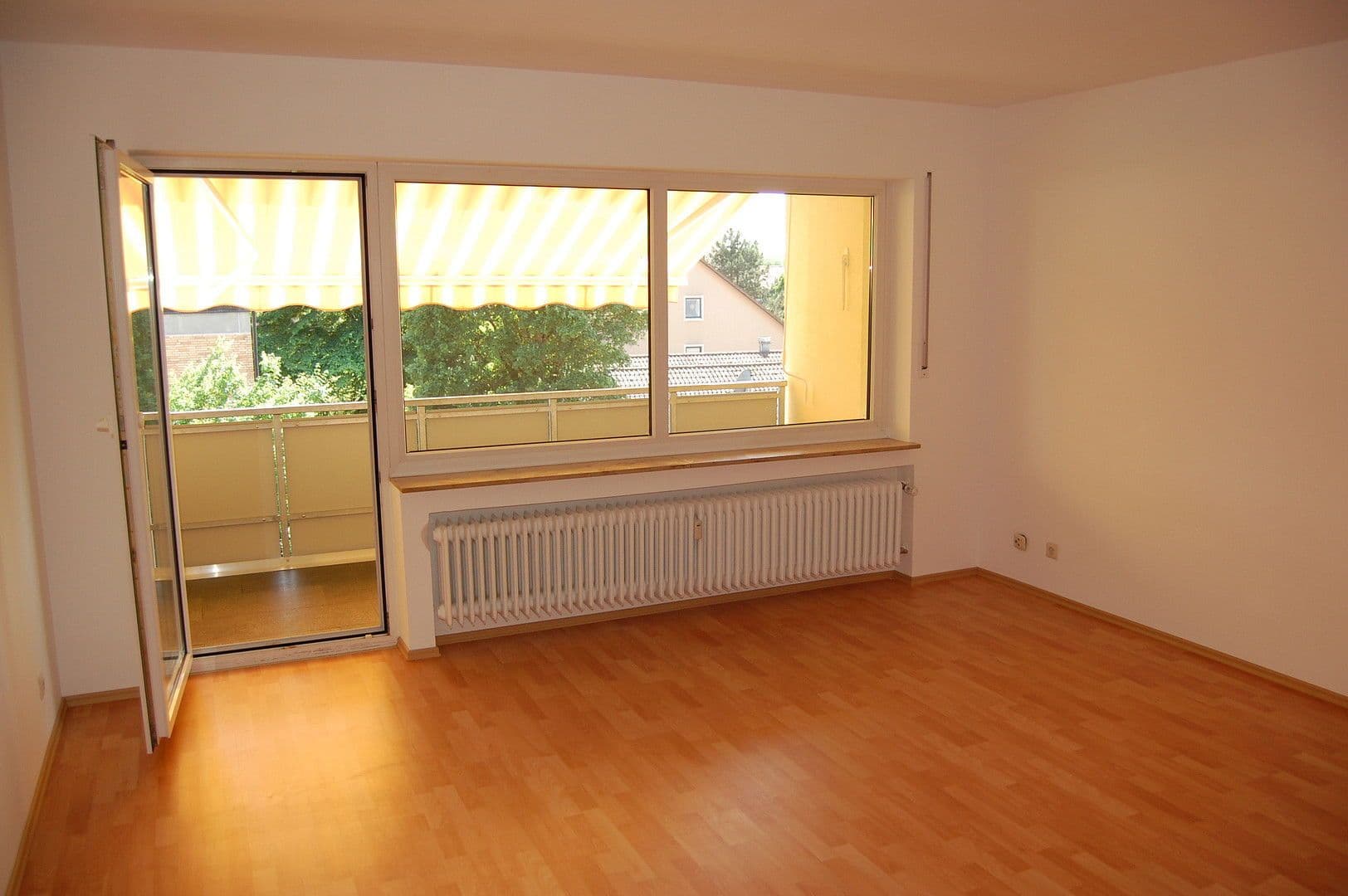 Pronájem bytu 3+1 77 m², Lange Zeile 72, Erlangen, Bavorsko Pronájem bytu 3+1 77 m², Lange Zeile 72, Erlangen, Bavorsko