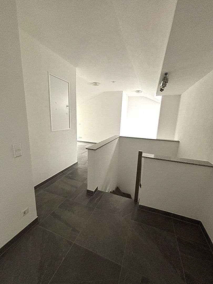 Pronájem bytu 5+1 200 m², Sindelfingen, Bádensko-Württembersko Pronájem bytu 5+1 200 m², Sindelfingen, Bádensko-Württembersko