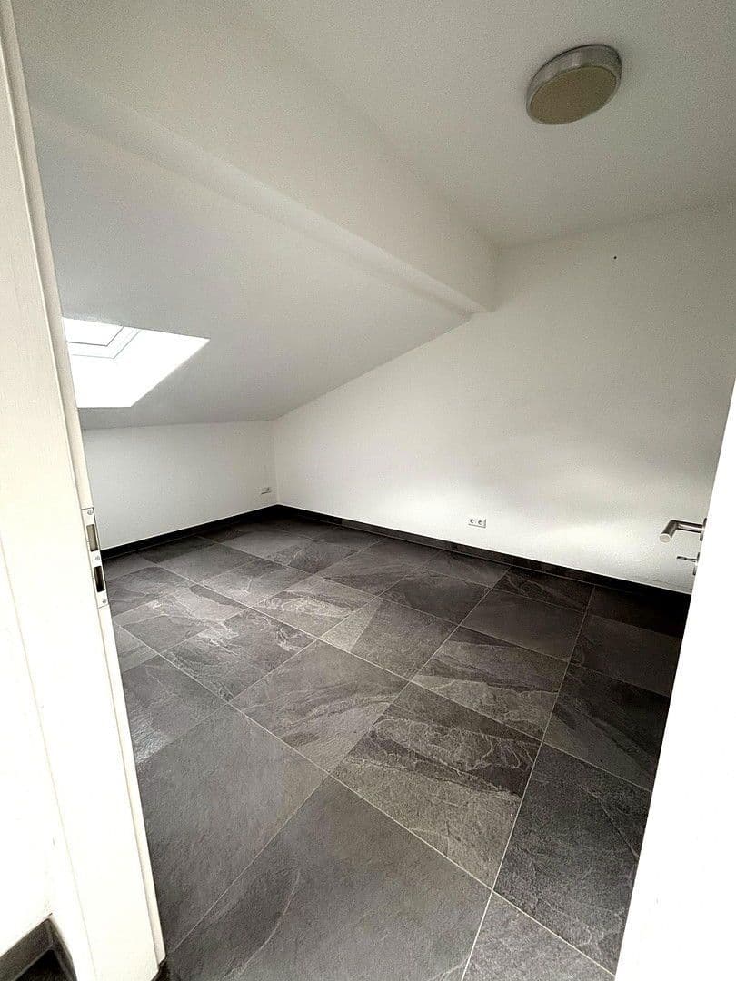 Pronájem bytu 5+1 200 m², Sindelfingen, Bádensko-Württembersko Pronájem bytu 5+1 200 m², Sindelfingen, Bádensko-Württembersko