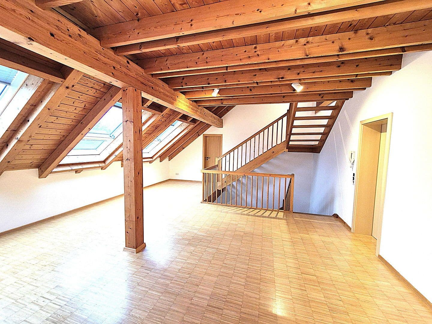 Pronájem domu 200 m², pozemek 420 m², Frankfurt, Hessen Pronájem domu 200 m², pozemek 420 m², Frankfurt, Hessen