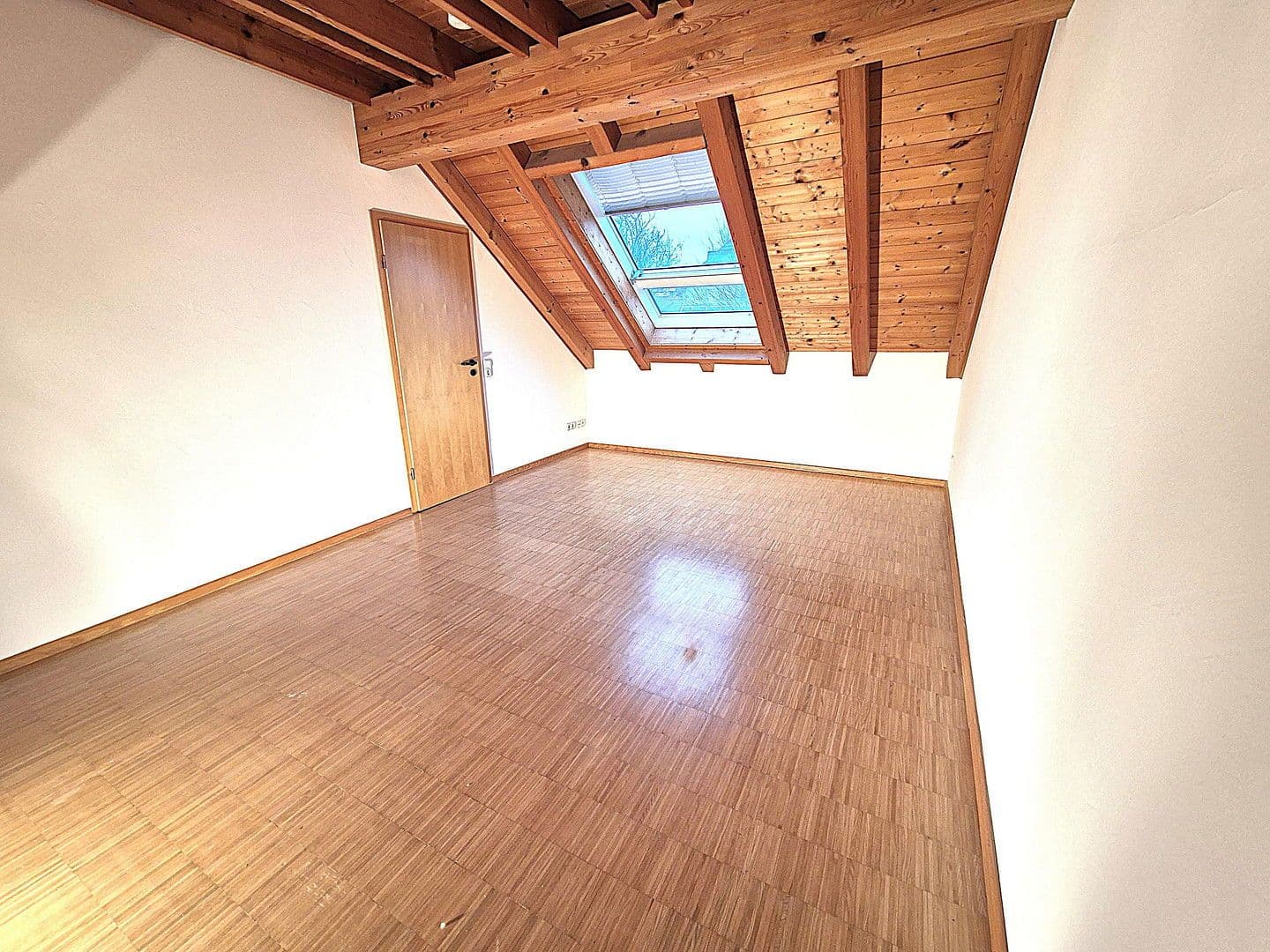 Pronájem domu 200 m², pozemek 420 m², Frankfurt, Hessen Pronájem domu 200 m², pozemek 420 m², Frankfurt, Hessen