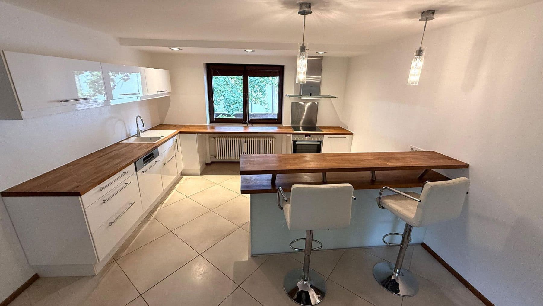 Pronájem bytu 4+1 140 m², Germeringer Straße 20, Planegg, Bavorsko Pronájem bytu 4+1 140 m², Germeringer Straße 20, Planegg, Bavorsko