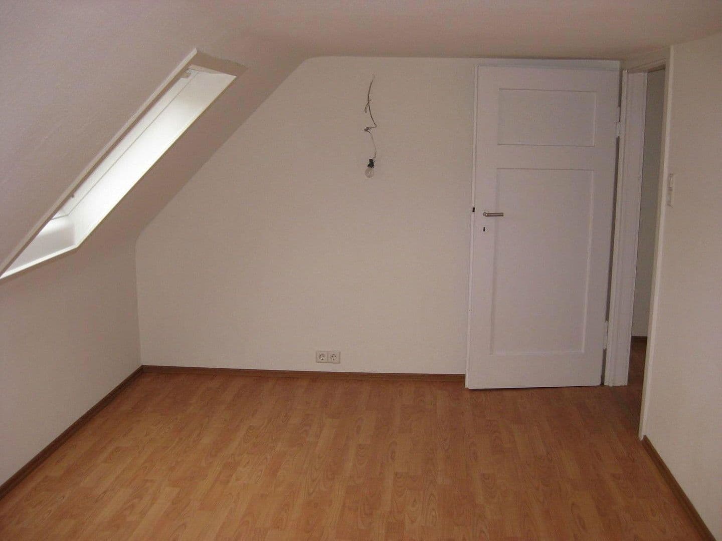 Pronájem domu 128 m², pozemek 71 m², Stuttgart, Bádensko-Württembersko Pronájem domu 128 m², pozemek 71 m², Stuttgart, Bádensko-Württembersko
