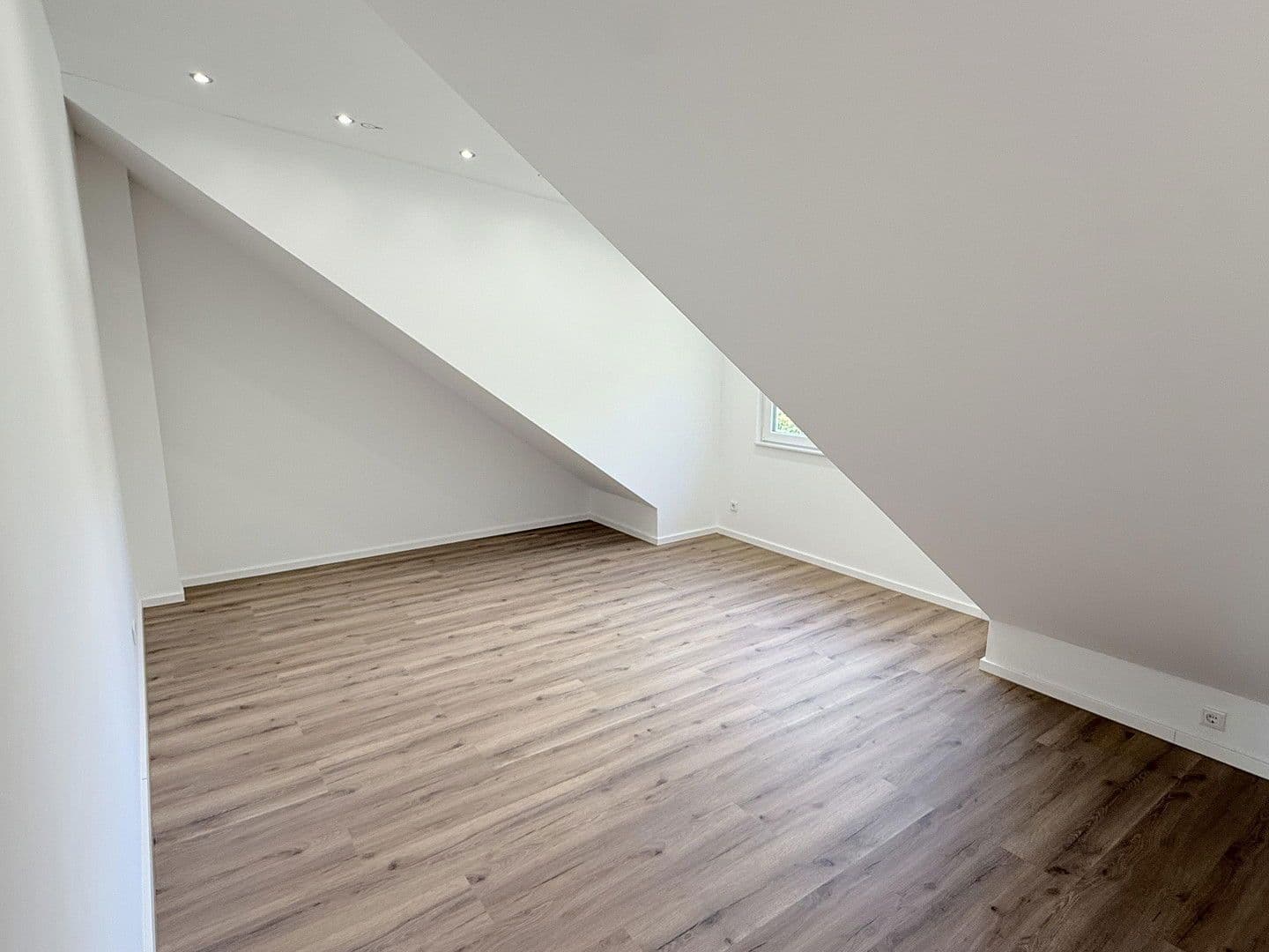 Pronájem bytu 3+1 98 m², Königsberger Straße, Oberhausen, Severní Porýní-Vestfálsko Pronájem bytu 3+1 98 m², Königsberger Straße, Oberhausen, Severní Porýní-Vestfálsko