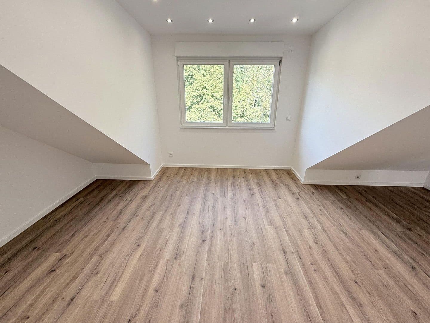 Pronájem bytu 3+1 98 m², Königsberger Straße, Oberhausen, Severní Porýní-Vestfálsko Pronájem bytu 3+1 98 m², Königsberger Straße, Oberhausen, Severní Porýní-Vestfálsko