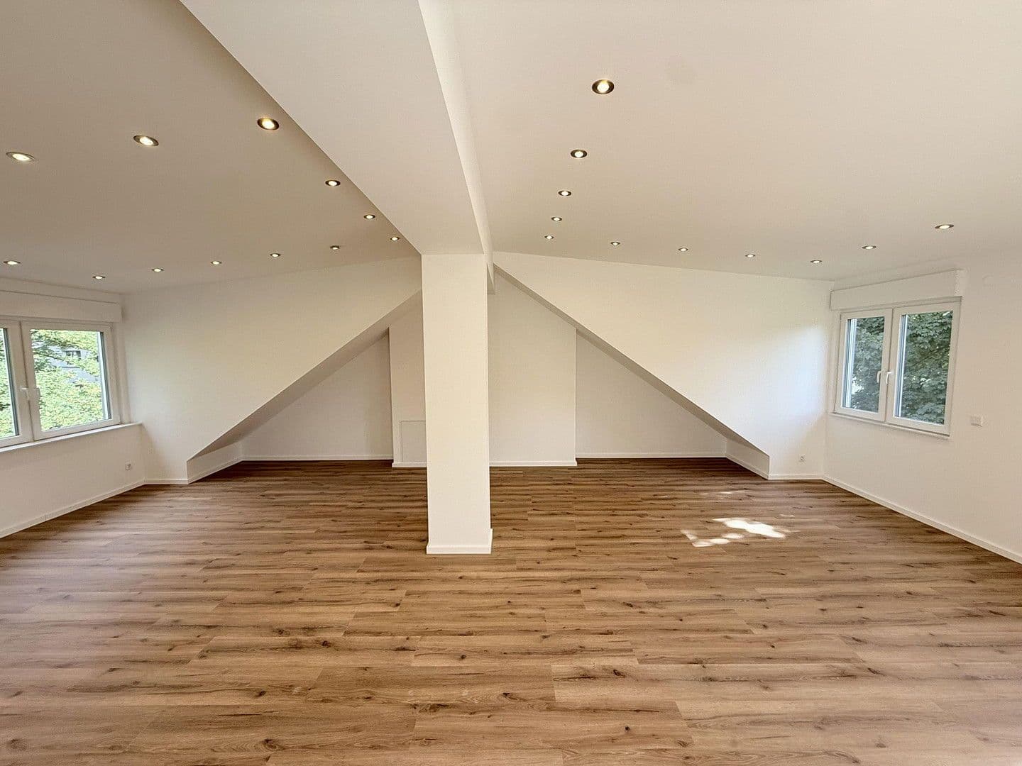 Pronájem bytu 3+1 98 m², Königsberger Straße, Oberhausen, Severní Porýní-Vestfálsko Pronájem bytu 3+1 98 m², Königsberger Straße, Oberhausen, Severní Porýní-Vestfálsko