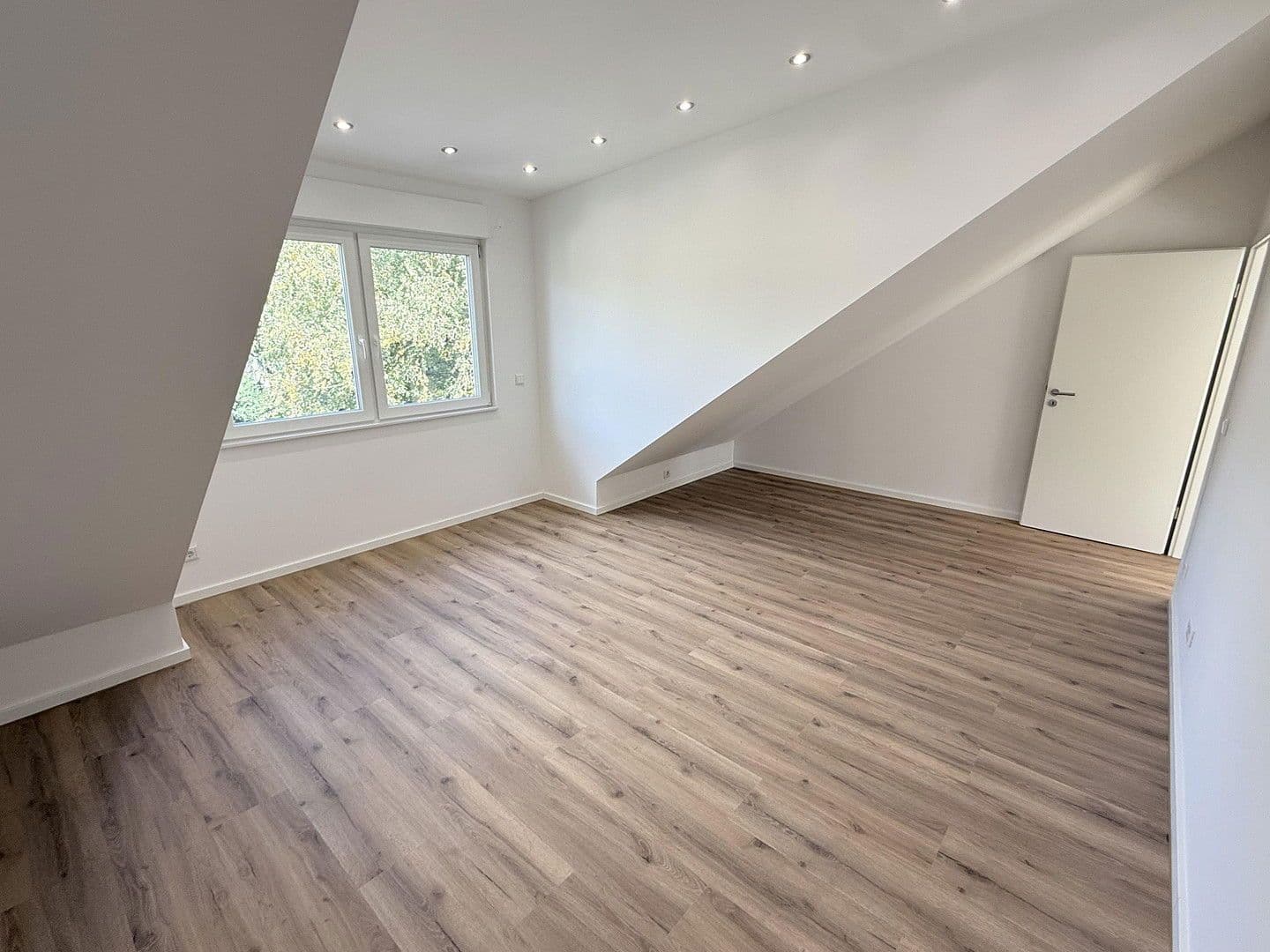 Pronájem bytu 3+1 98 m², Königsberger Straße, Oberhausen, Severní Porýní-Vestfálsko Pronájem bytu 3+1 98 m², Königsberger Straße, Oberhausen, Severní Porýní-Vestfálsko