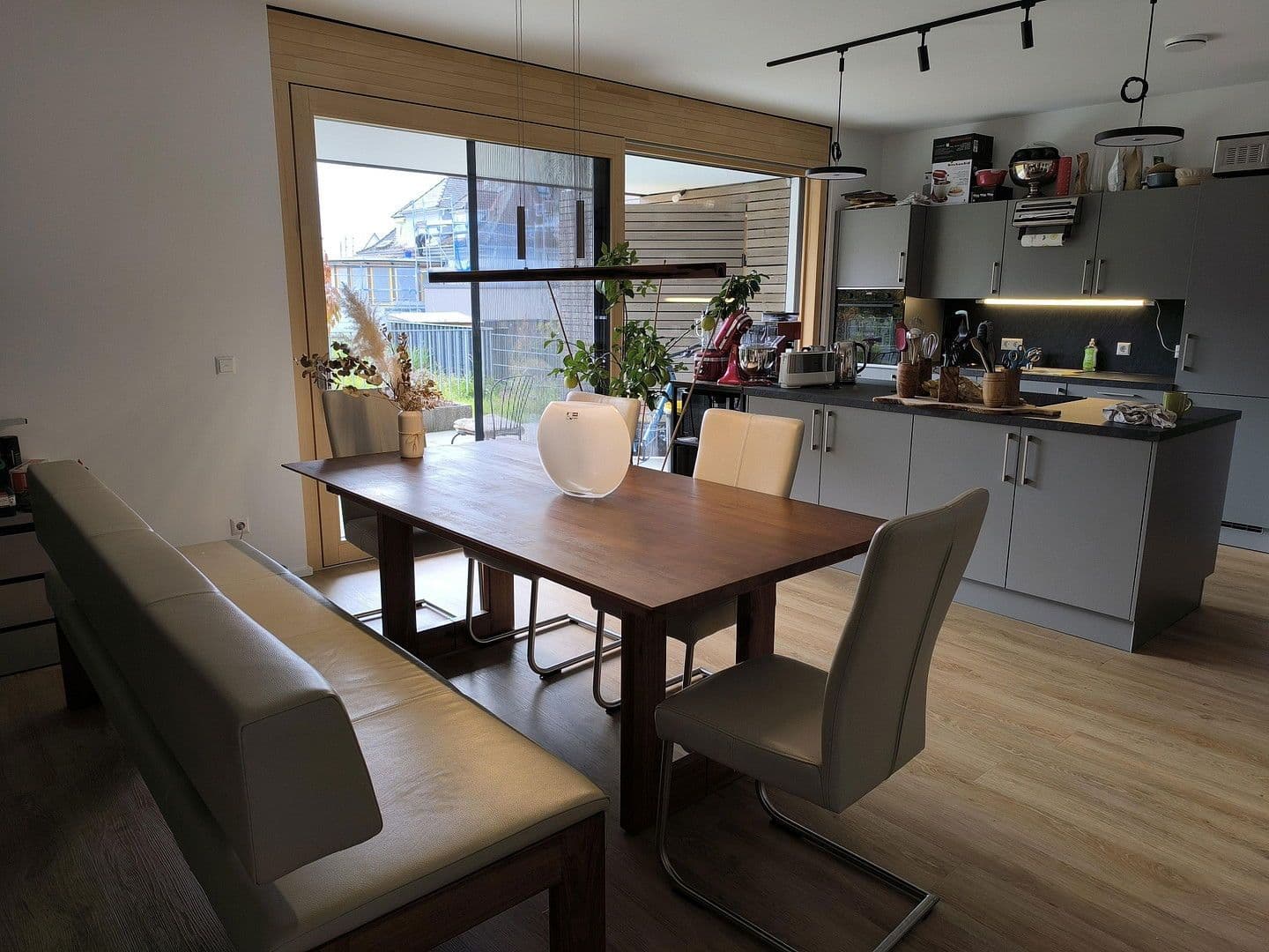 Pronájem bytu 4+1 141 m², Wilhelm-Schussen-Str.44, Bad Schussenried, Bádensko-Württembersko Pronájem bytu 4+1 141 m², Wilhelm-Schussen-Str.44, Bad Schussenried, Bádensko-Württembersko