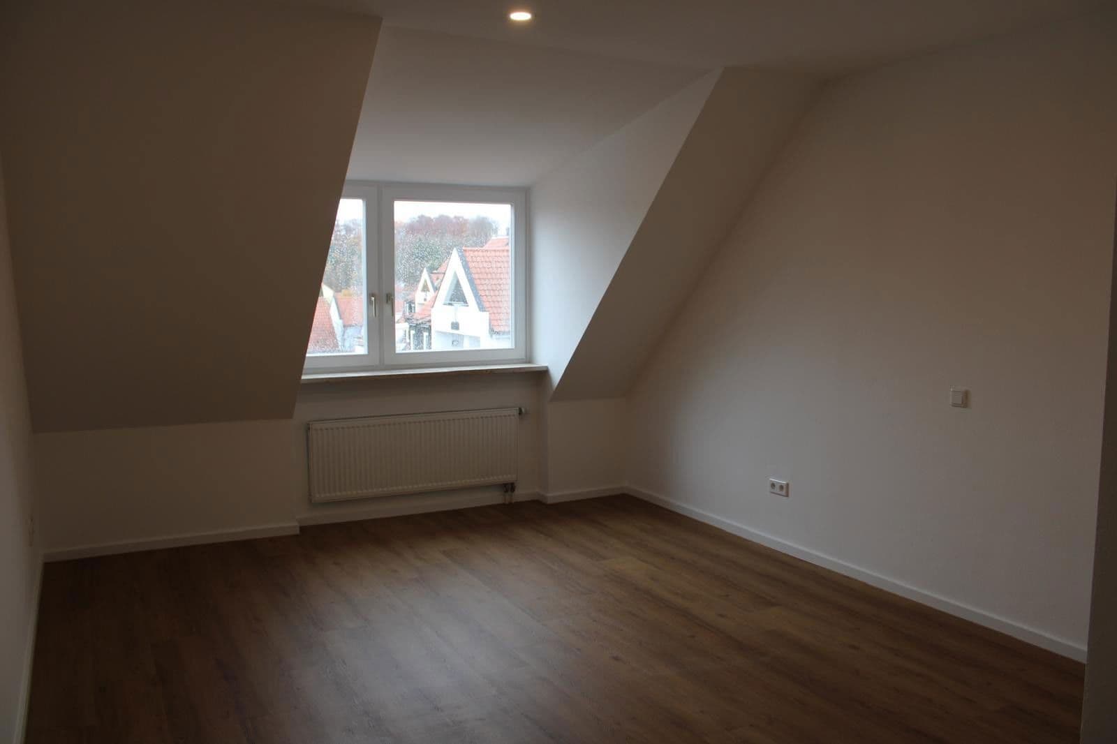 Pronájem bytu 3+1 100 m², Bahnhofsstraße 9, Eichenau, Bavorsko Pronájem bytu 3+1 100 m², Bahnhofsstraße 9, Eichenau, Bavorsko