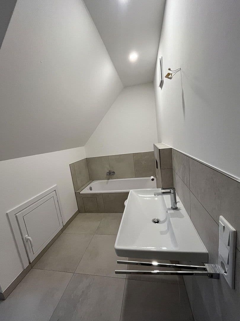 Pronájem bytu 3+1 100 m², Bahnhofsstraße 9, Eichenau, Bavorsko Pronájem bytu 3+1 100 m², Bahnhofsstraße 9, Eichenau, Bavorsko