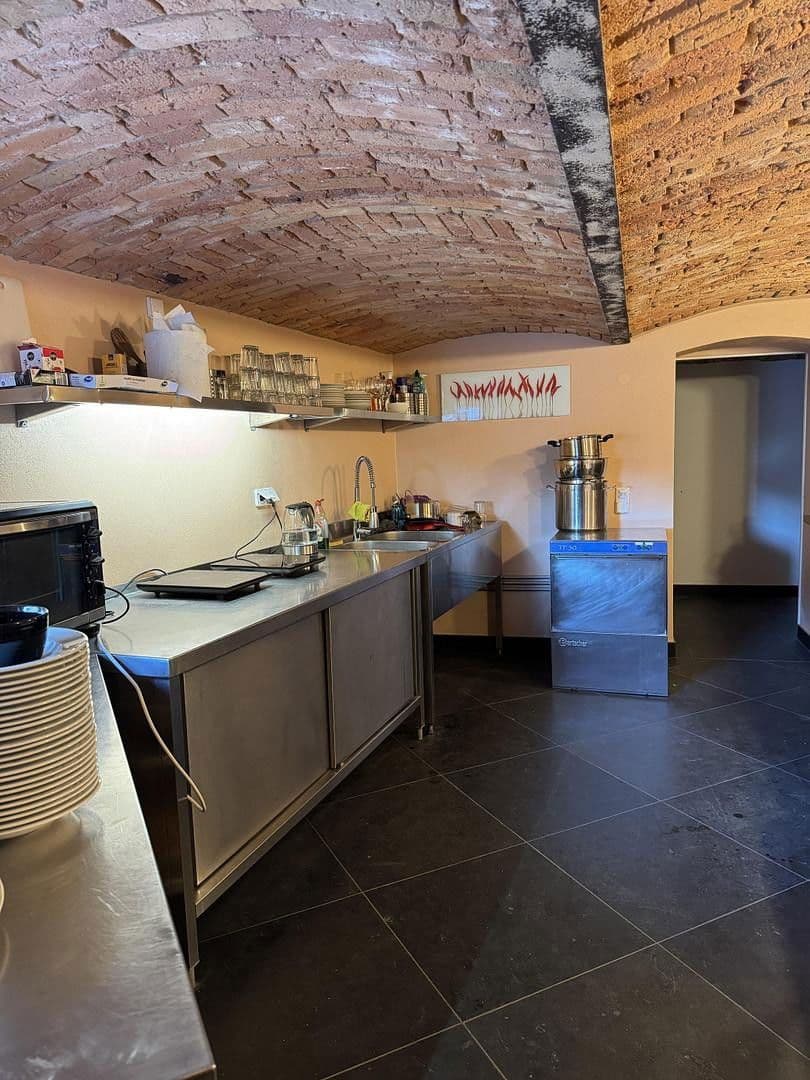 Prodej nebytového prostoru 1.186 m², Halle, Sasko-Anhaltsko Prodej nebytového prostoru 1.186 m², Halle, Sasko-Anhaltsko