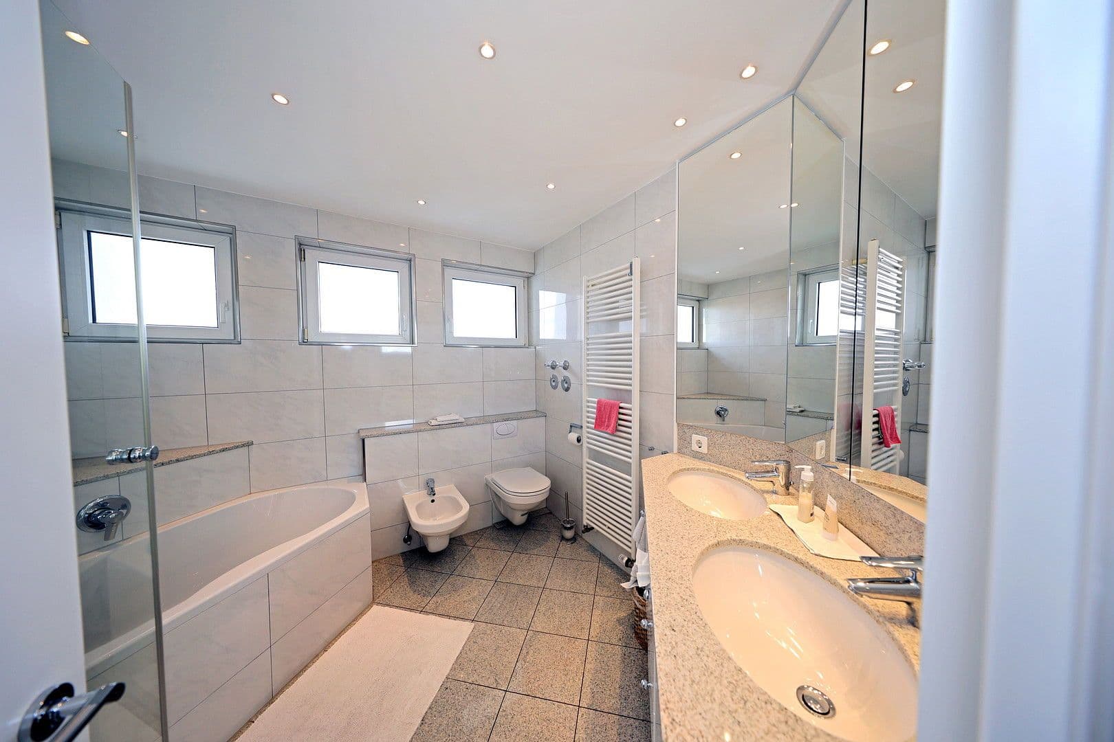 Pronájem bytu 4+kk 110 m², Leinfelden-Echterdingen, Bádensko-Württembersko Pronájem bytu 4+kk 110 m², Leinfelden-Echterdingen, Bádensko-Württembersko