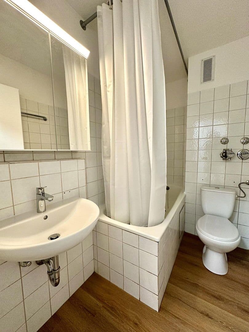 Pronájem bytu 1+1 35 m², Stuttgart, Bádensko-Württembersko Pronájem bytu 1+1 35 m², Stuttgart, Bádensko-Württembersko