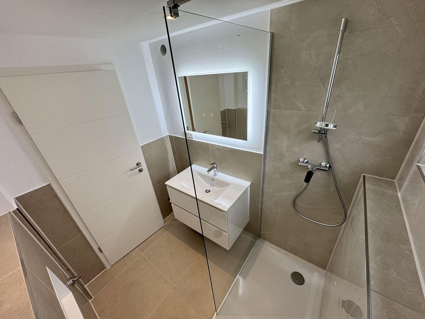 Prodej bytu 3+1 80 m², Köln, Severní Porýní-Vestfálsko Prodej bytu 3+1 80 m², Köln, Severní Porýní-Vestfálsko