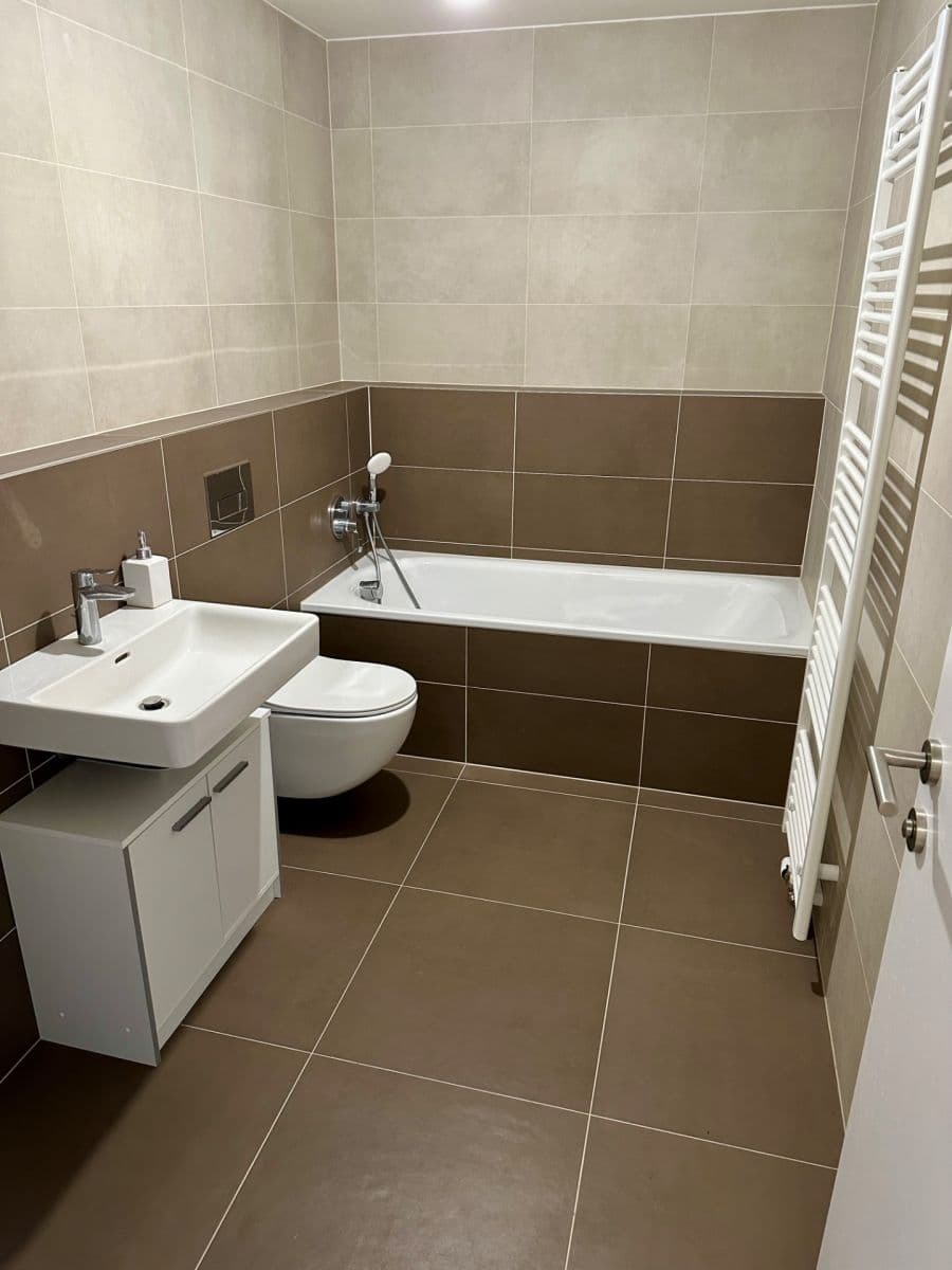 Pronájem bytu 1+kk 61 m², Průběžná, Hradec Králové, Královéhradecký kraj Pronájem bytu 1+kk 61 m², Průběžná, Hradec Králové, Královéhradecký kraj