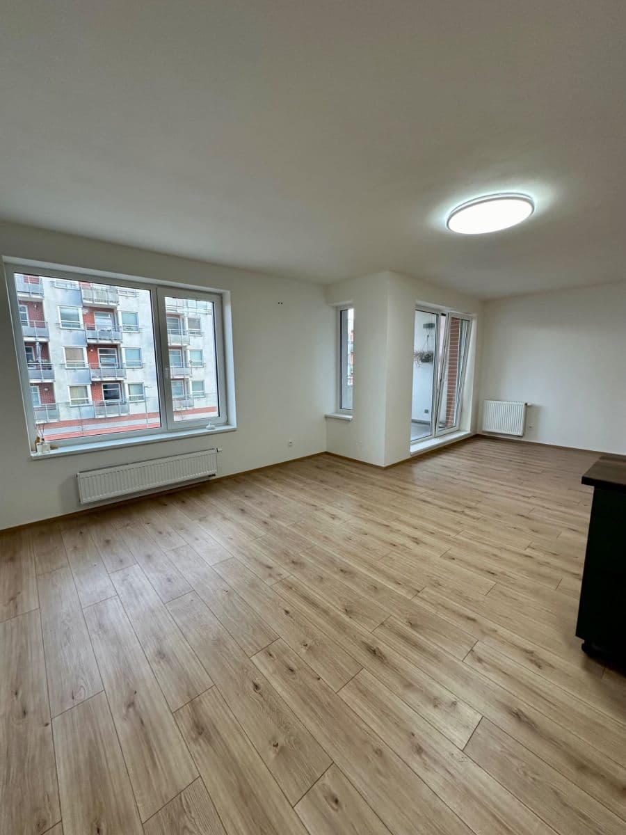 Pronájem bytu 1+kk 61 m², Průběžná, Hradec Králové, Královéhradecký kraj Pronájem bytu 1+kk 61 m², Průběžná, Hradec Králové, Královéhradecký kraj