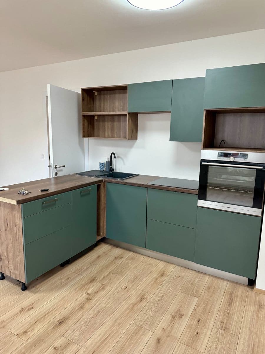 Pronájem bytu 1+kk 61 m², Průběžná, Hradec Králové, Královéhradecký kraj Pronájem bytu 1+kk 61 m², Průběžná, Hradec Králové, Královéhradecký kraj