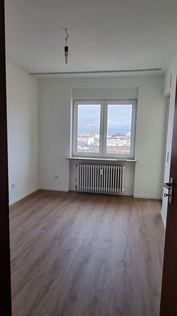 Pronájem bytu 3+1 92 m², Bürgermeister-Kutterer-Str. 12, Ludwigshafen, Porýní-Falc Pronájem bytu 3+1 92 m², Bürgermeister-Kutterer-Str. 12, Ludwigshafen, Porýní-Falc