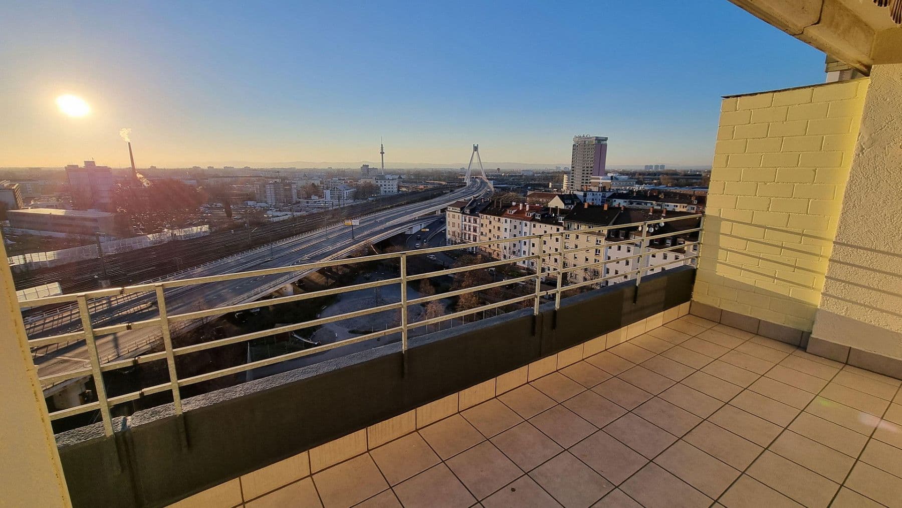 Pronájem bytu 3+1 92 m², Bürgermeister-Kutterer-Str. 12, Ludwigshafen, Porýní-Falc Pronájem bytu 3+1 92 m², Bürgermeister-Kutterer-Str. 12, Ludwigshafen, Porýní-Falc