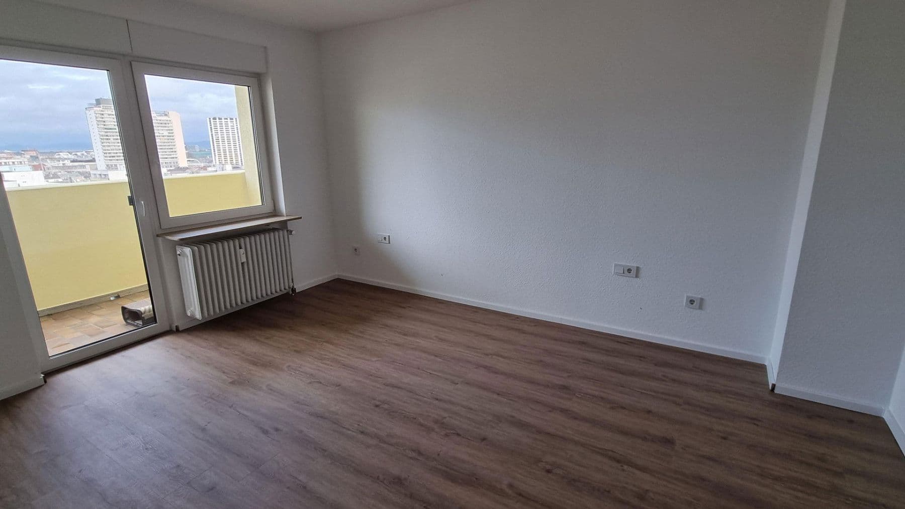 Pronájem bytu 3+1 92 m², Bürgermeister-Kutterer-Str. 12, Ludwigshafen, Porýní-Falc Pronájem bytu 3+1 92 m², Bürgermeister-Kutterer-Str. 12, Ludwigshafen, Porýní-Falc