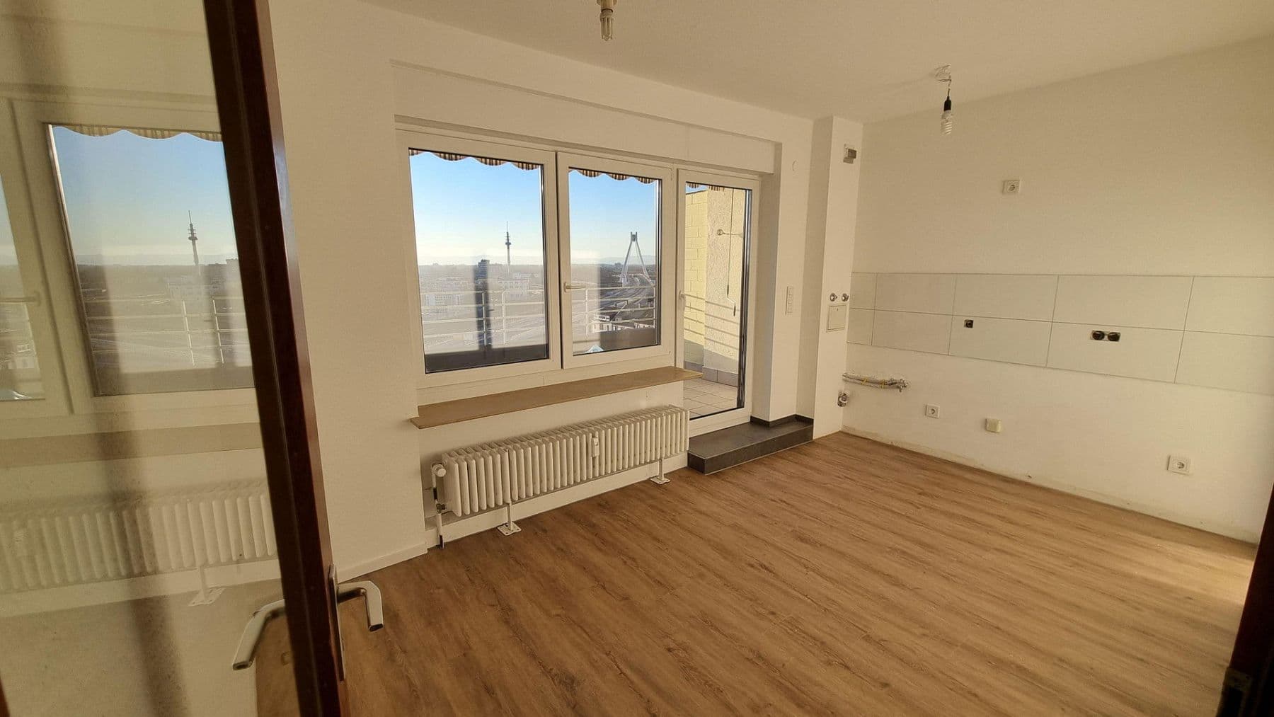 Pronájem bytu 3+1 92 m², Bürgermeister-Kutterer-Str. 12, Ludwigshafen, Porýní-Falc Pronájem bytu 3+1 92 m², Bürgermeister-Kutterer-Str. 12, Ludwigshafen, Porýní-Falc