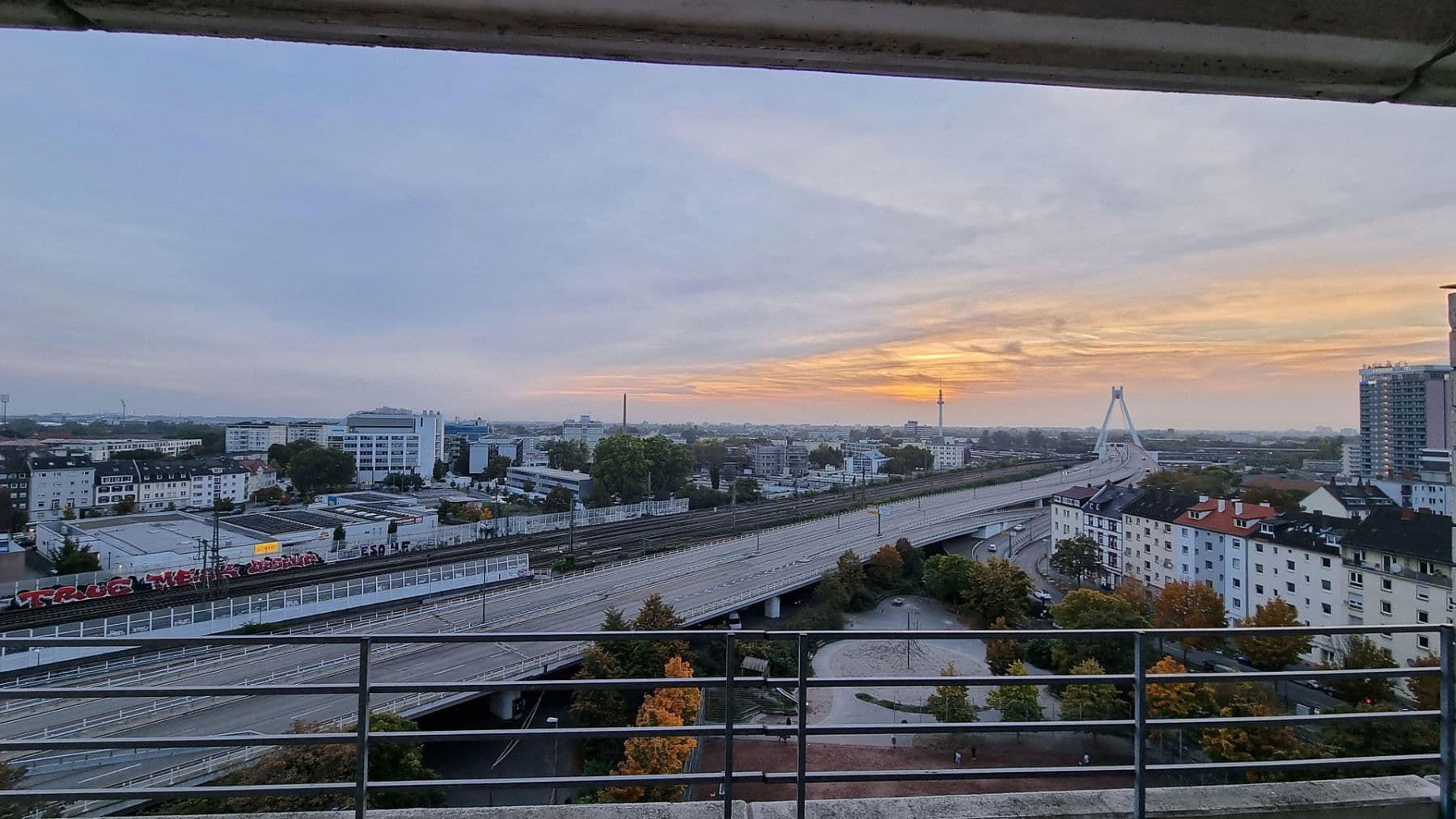 Pronájem bytu 3+1 92 m², Bürgermeister-Kutterer-Str. 12, Ludwigshafen, Porýní-Falc Pronájem bytu 3+1 92 m², Bürgermeister-Kutterer-Str. 12, Ludwigshafen, Porýní-Falc