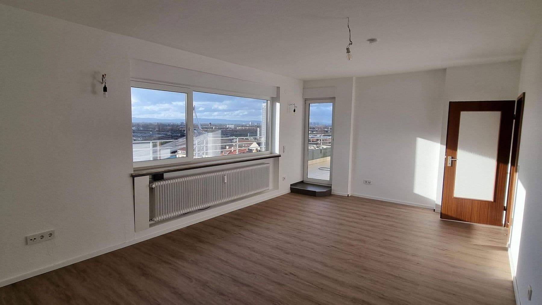 Pronájem bytu 3+1 92 m², Bürgermeister-Kutterer-Str. 12, Ludwigshafen, Porýní-Falc Pronájem bytu 3+1 92 m², Bürgermeister-Kutterer-Str. 12, Ludwigshafen, Porýní-Falc