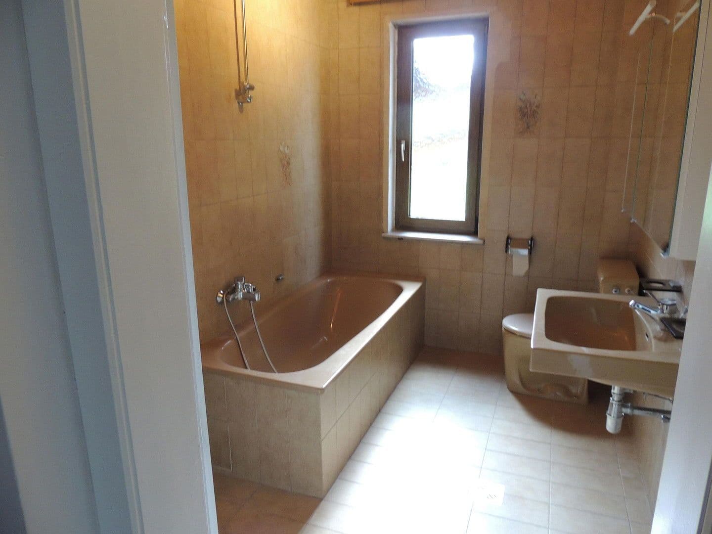 Prodej domu 310 m², pozemek 3.428 m², Güssingerstraße 13, Heiligenkreuz, Hradsko Prodej domu 310 m², pozemek 3.428 m², Güssingerstraße 13, Heiligenkreuz, Hradsko