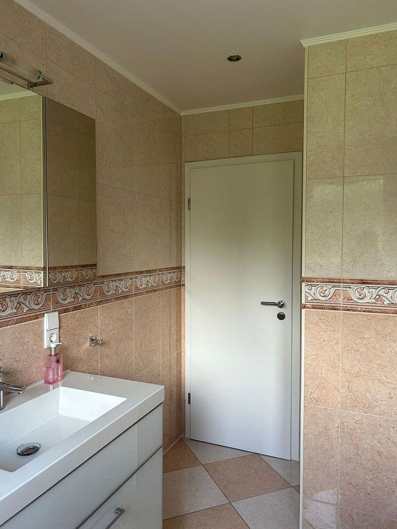 Pronájem bytu 4+1 109 m², Stuttgart, Bádensko-Württembersko Pronájem bytu 4+1 109 m², Stuttgart, Bádensko-Württembersko