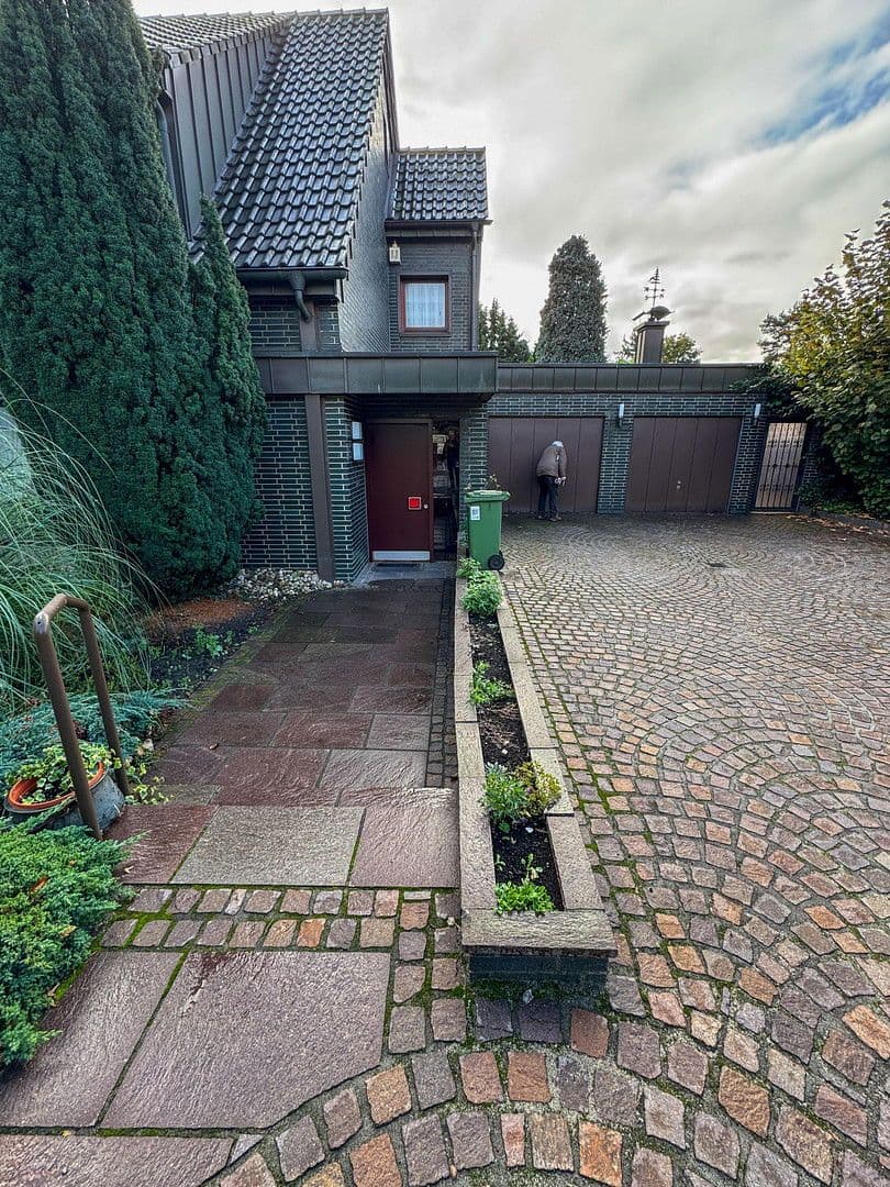 Prodej domu 273 m², pozemek 1.278 m², Oberhausen, Severní Porýní-Vestfálsko Prodej domu 273 m², pozemek 1.278 m², Oberhausen, Severní Porýní-Vestfálsko