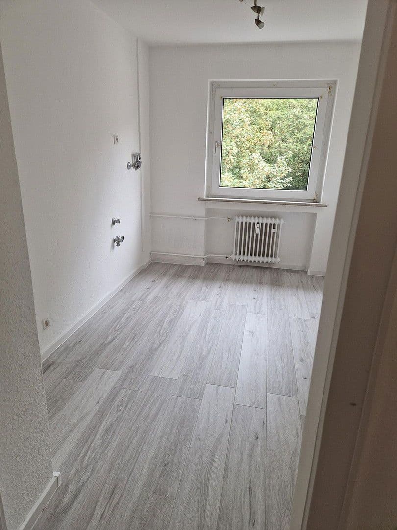 Pronájem bytu 3+1 70 m², Leimbacher Straße 50, Wuppertal, Severní Porýní-Vestfálsko Pronájem bytu 3+1 70 m², Leimbacher Straße 50, Wuppertal, Severní Porýní-Vestfálsko