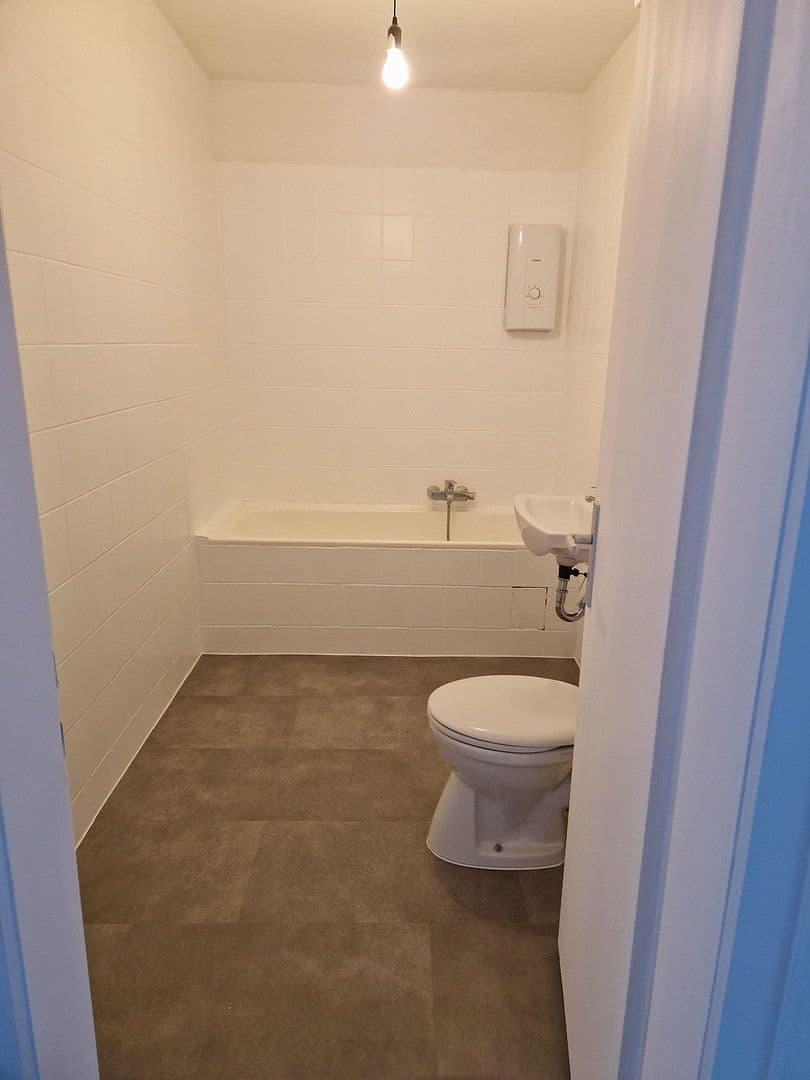 Pronájem bytu 3+1 70 m², Leimbacher Straße 50, Wuppertal, Severní Porýní-Vestfálsko Pronájem bytu 3+1 70 m², Leimbacher Straße 50, Wuppertal, Severní Porýní-Vestfálsko