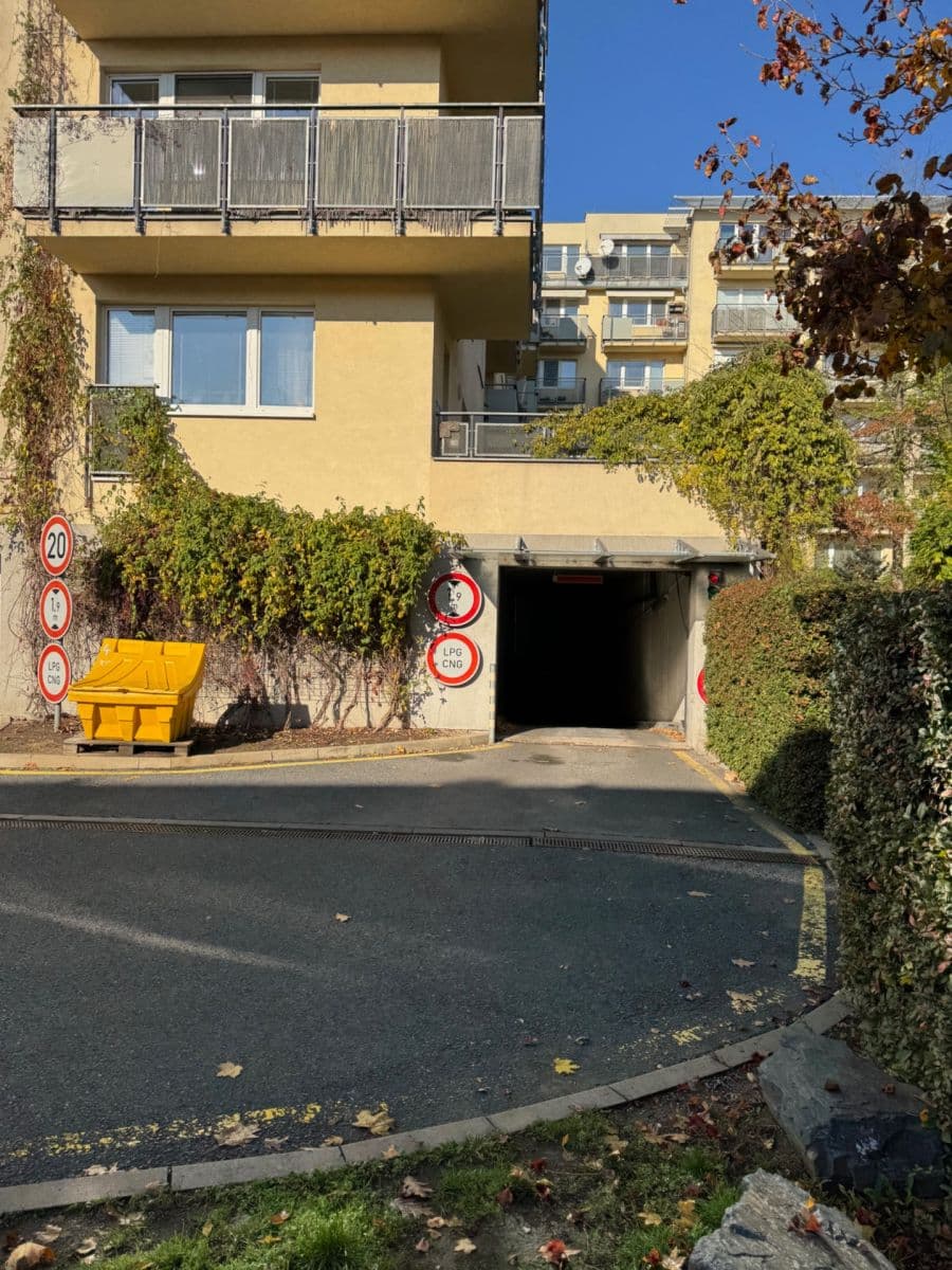 Prodej garáže 18 m², Praha, Praha Prodej garáže 18 m², Praha, Praha