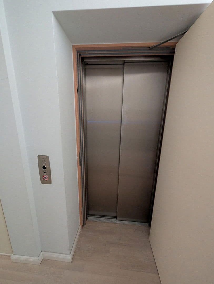 Prodej bytu 4+1 158 m², Almstadtstraße, Berlin, Berlín Prodej bytu 4+1 158 m², Almstadtstraße, Berlin, Berlín