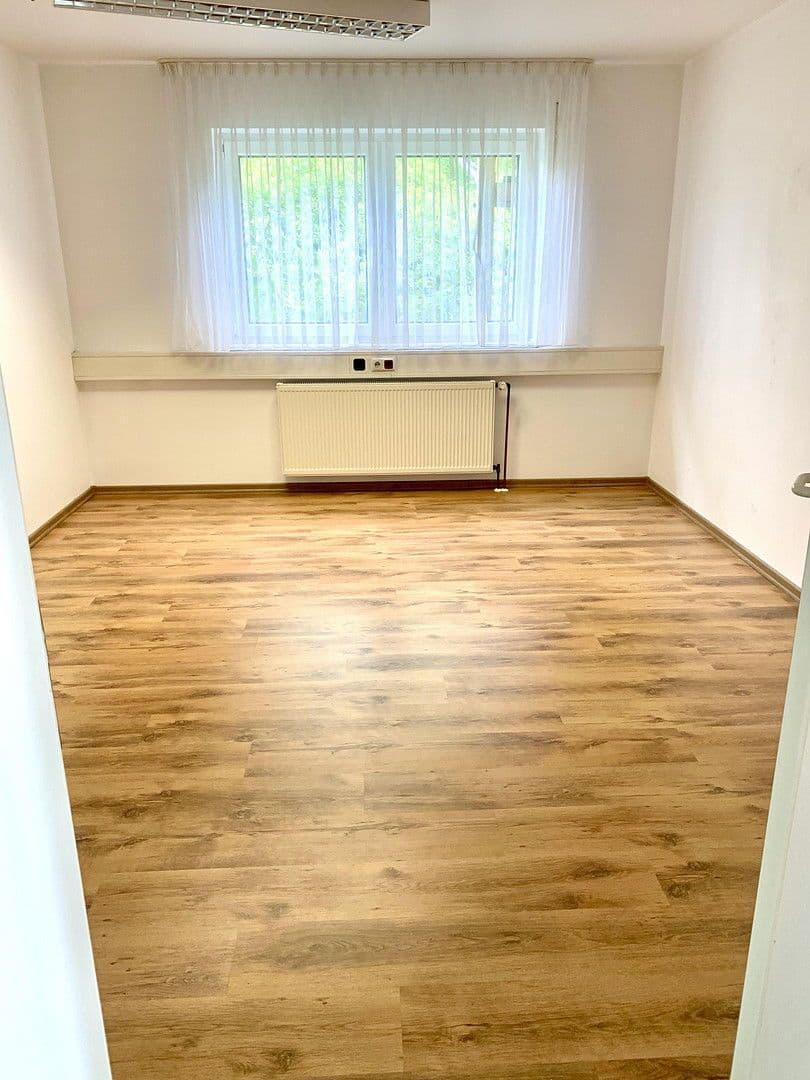 Pronájem kanceláře 112 m², Adelsdorf, Bavorsko Pronájem kanceláře 112 m², Adelsdorf, Bavorsko