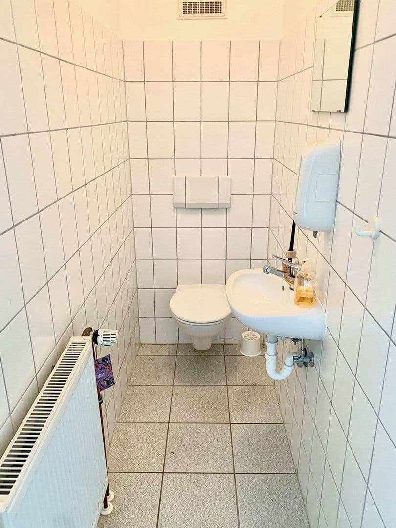 Pronájem kanceláře 112 m², Adelsdorf, Bavorsko Pronájem kanceláře 112 m², Adelsdorf, Bavorsko