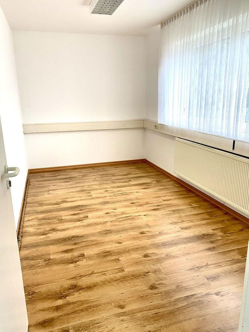 Pronájem kanceláře 112 m², Adelsdorf, Bavorsko Pronájem kanceláře 112 m², Adelsdorf, Bavorsko