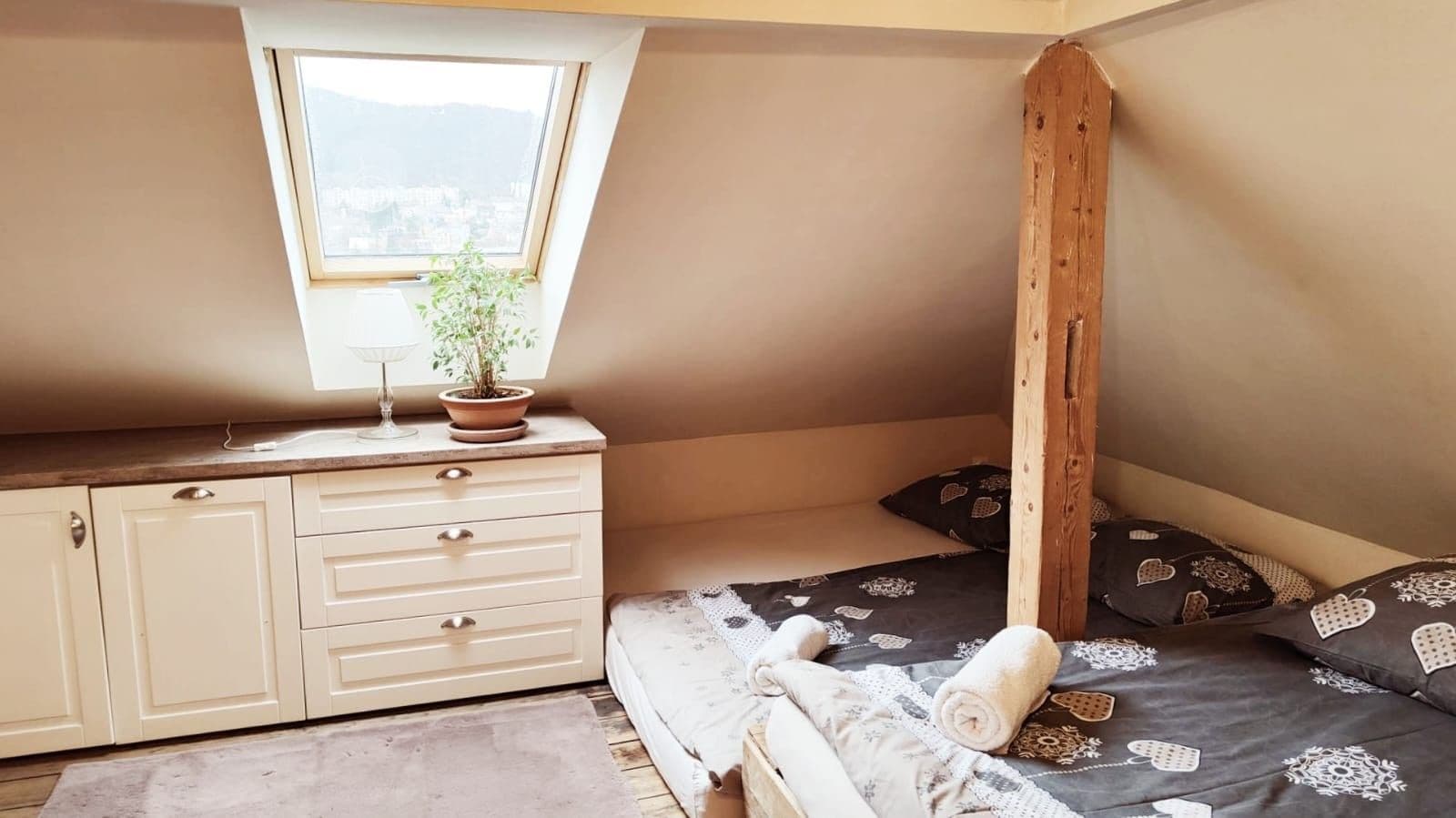 Pronájem bytu 2+kk 54 m², U Trati, Karlovy Vary, Karlovarský kraj Pronájem bytu 2+kk 54 m², U Trati, Karlovy Vary, Karlovarský kraj