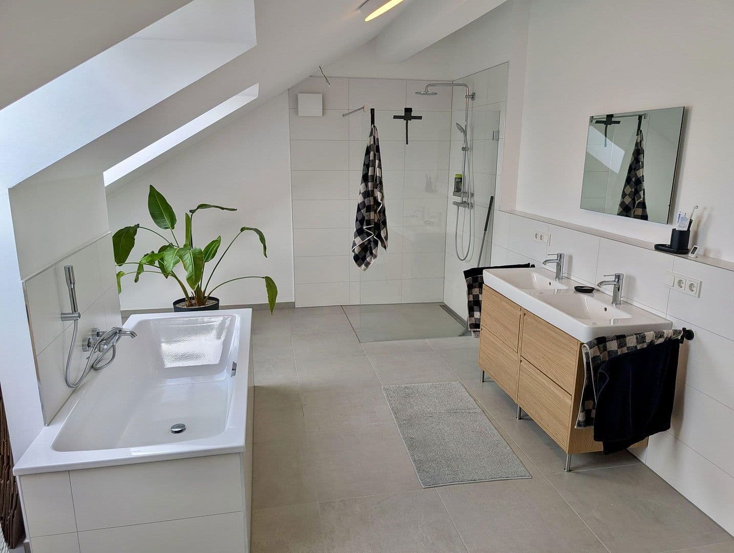 Pronájem bytu 3+1 134 m², Neunkirchen-Seelscheid, Severní Porýní-Vestfálsko Pronájem bytu 3+1 134 m², Neunkirchen-Seelscheid, Severní Porýní-Vestfálsko