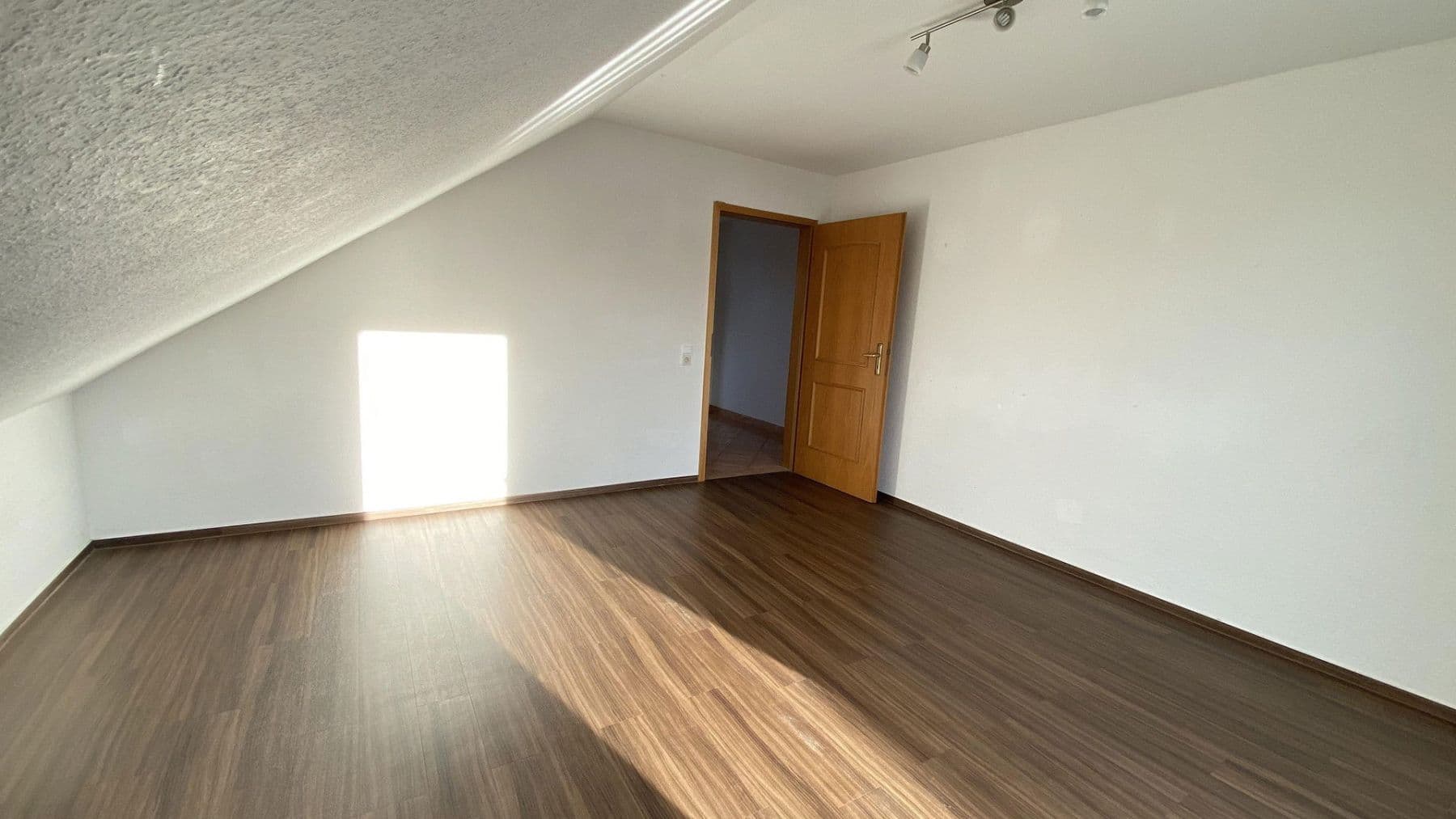 Prodej domu 191 m², pozemek 836 m², Alterathsfeld 7, Lamspringe, Dolní Sasko Prodej domu 191 m², pozemek 836 m², Alterathsfeld 7, Lamspringe, Dolní Sasko
