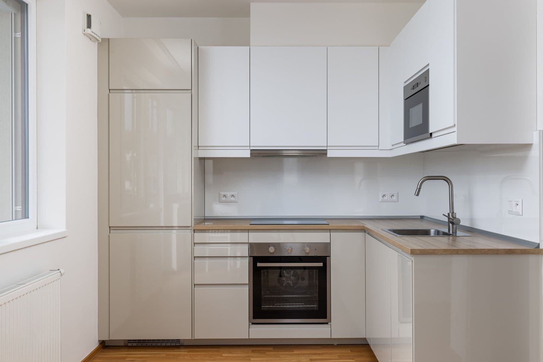 Pronájem bytu 1+kk 42 m², Pod stolovou horou, Praha, Praha Pronájem bytu 1+kk 42 m², Pod stolovou horou, Praha, Praha