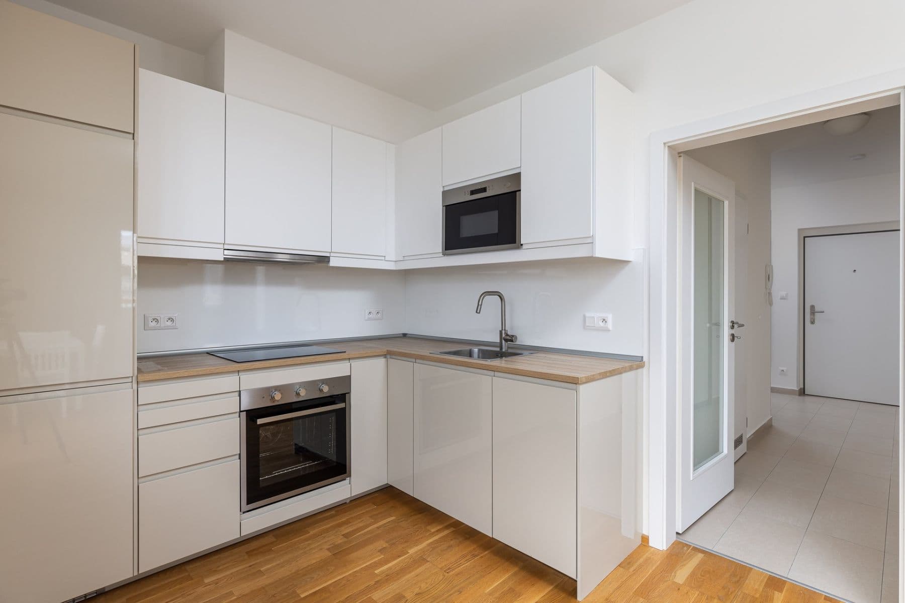 Pronájem bytu 1+kk 42 m², Pod stolovou horou, Praha, Praha Pronájem bytu 1+kk 42 m², Pod stolovou horou, Praha, Praha