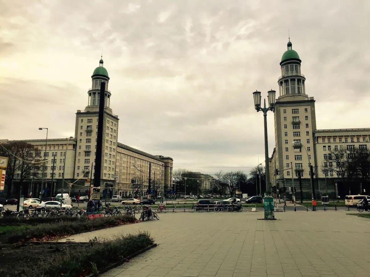 Pronájem bytu 3+1 139 m², Frankfurter Tor 4, Berlin, Berlín Pronájem bytu 3+1 139 m², Frankfurter Tor 4, Berlin, Berlín