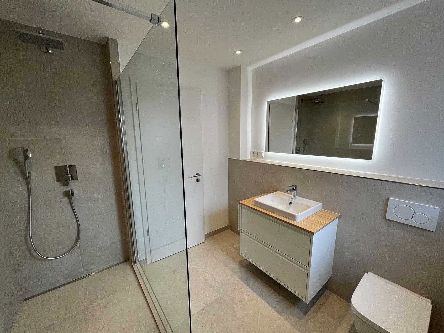 Pronájem bytu 2+1 65 m², Schongauerstraße 3, Wiesbaden, Hessen Pronájem bytu 2+1 65 m², Schongauerstraße 3, Wiesbaden, Hessen